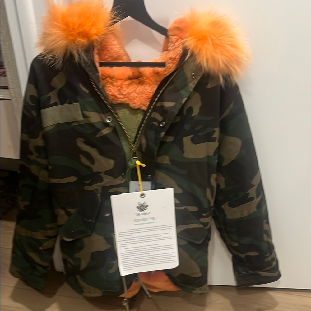 Mr&Mrs women’s Camouflage Jacket with Orange faux Fur Trim. Size small